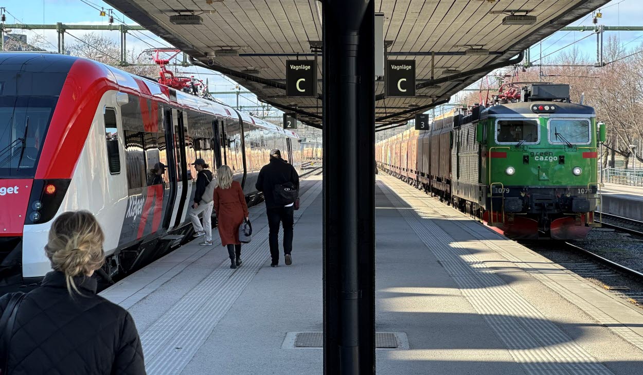 Tåg på perrongen vid Gävle centralstation