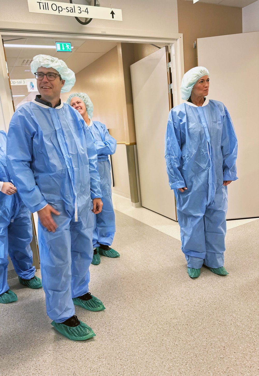 Sjukvårdsminister Acko Ankarberg Johansson (till högeri bild) besöker centraloperation med regionråden Patrik Stenvard och Jennie Forsblom.