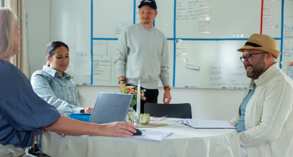 En grupp människor som sitter runt ett bord.