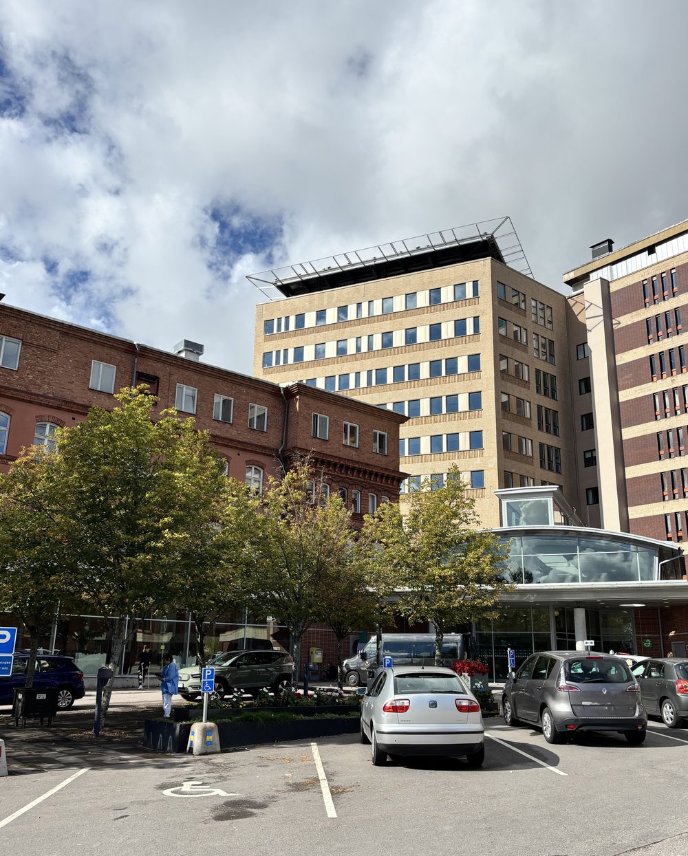 Hus 60 från huvudentrén. Helikopterplattan skymtar på taket. 