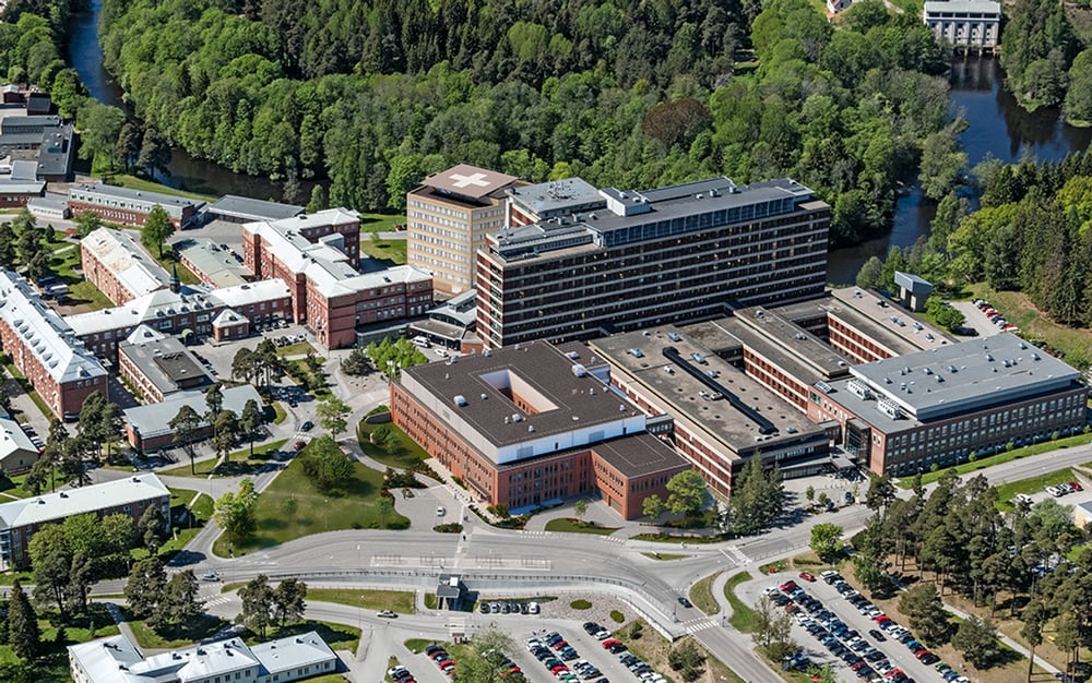 En arkitektgenererad flygbild över Gävle sjukhusområde som visar Framtidsbyggets projekt i relation till befintliga byggnader. 