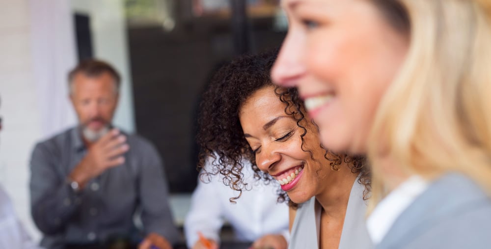 Vuxna personer i mötesrum.