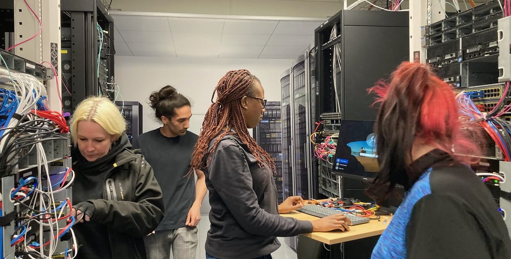 Servertekniker i ett serverrum