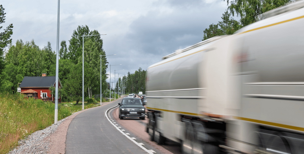 En lastbil som kör bredvid en gång- och cykelväg.
