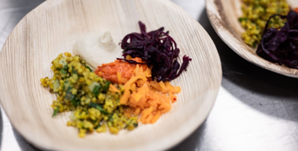 En tallrik toppad med olika typer av mat.