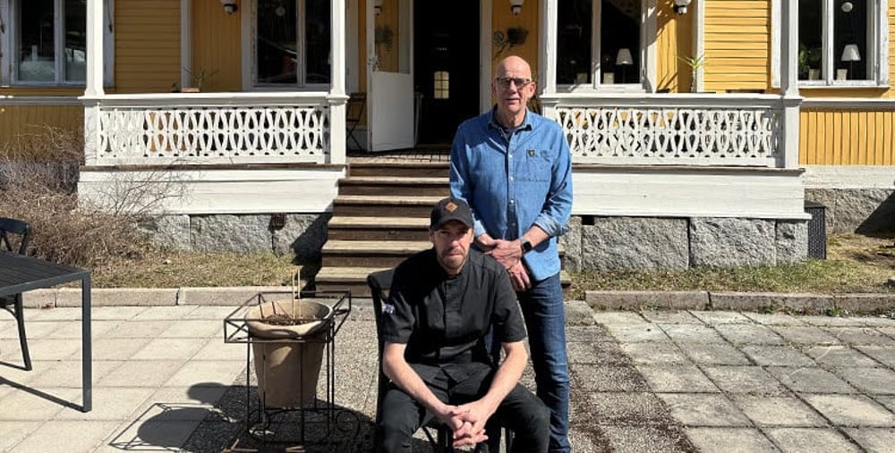 Två personer utanför Lokattens värdshus