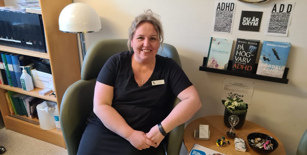 Anna Fernqvist, sjuksköterska på Psykiatriska mottagningen i Söderhamn, sitter i en fåtölj på mottagningen.