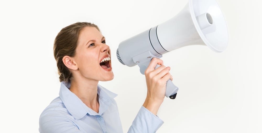 Kvinna som ropar i megafon