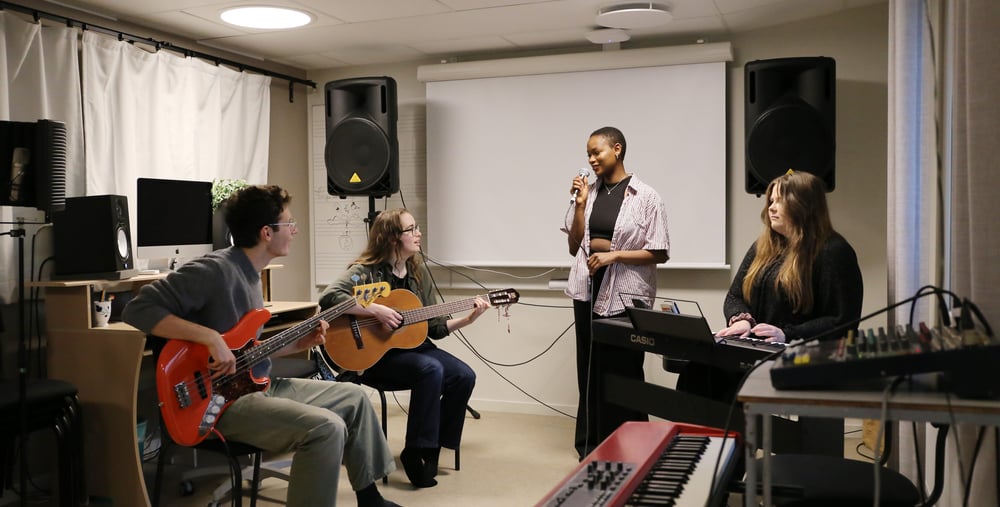 Musikelever som spelar instrument