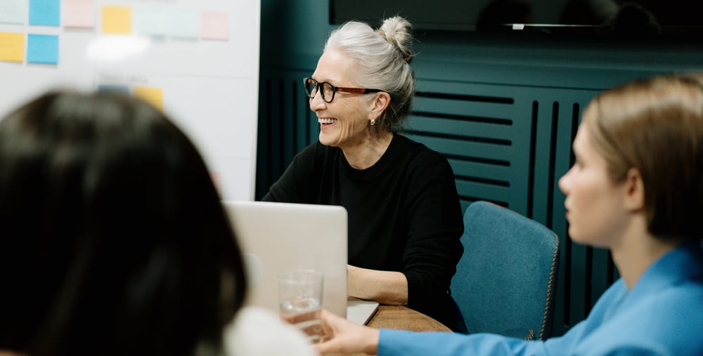 Två kvinnor sittandes i mötesrum