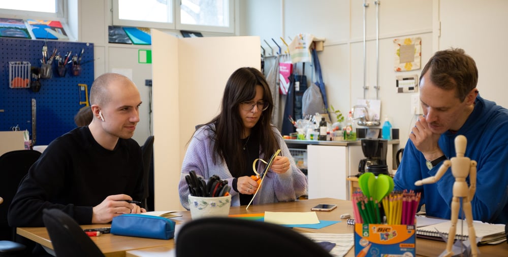 Kursdeltagare som sitter och studerar