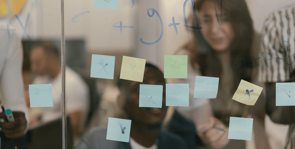 En grupp människor som står runt en glasvägg.