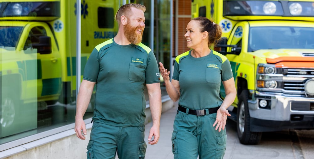 Porträttbild på medarbetare i Region Gävleborg som visar upp nya arbetskläder.