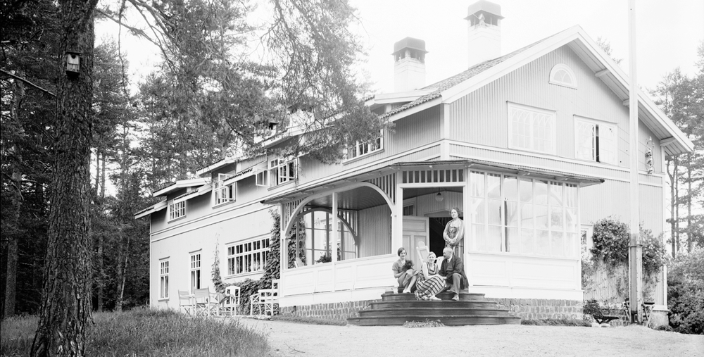 Ett svartvitt foto av ett stort hus.