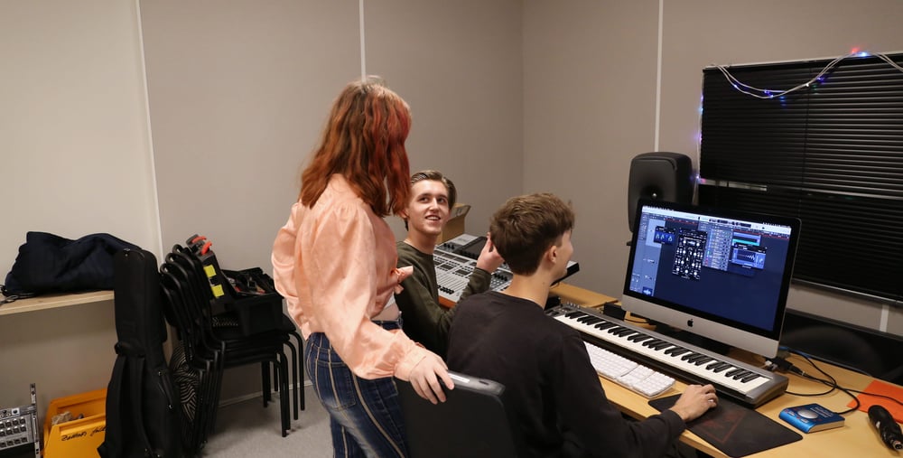 Musikelever som spelar instrument