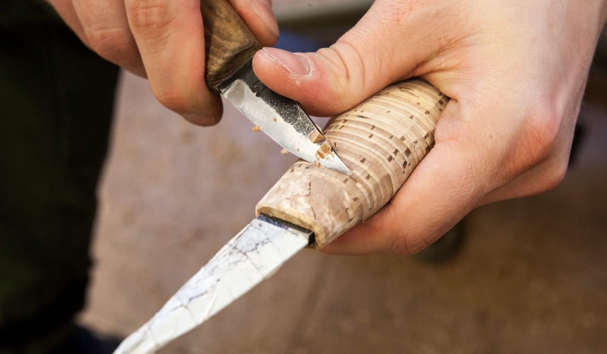 Täljer på ett knivskaft