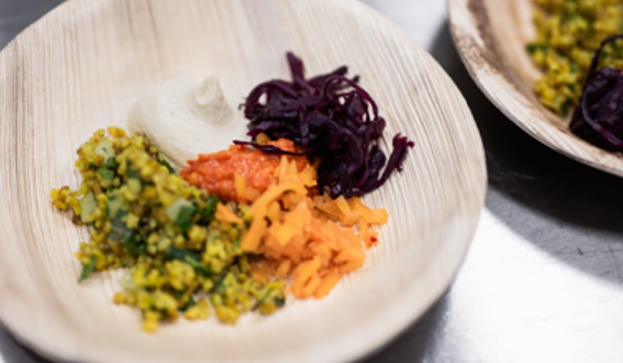 En tallrik toppad med olika typer av mat.