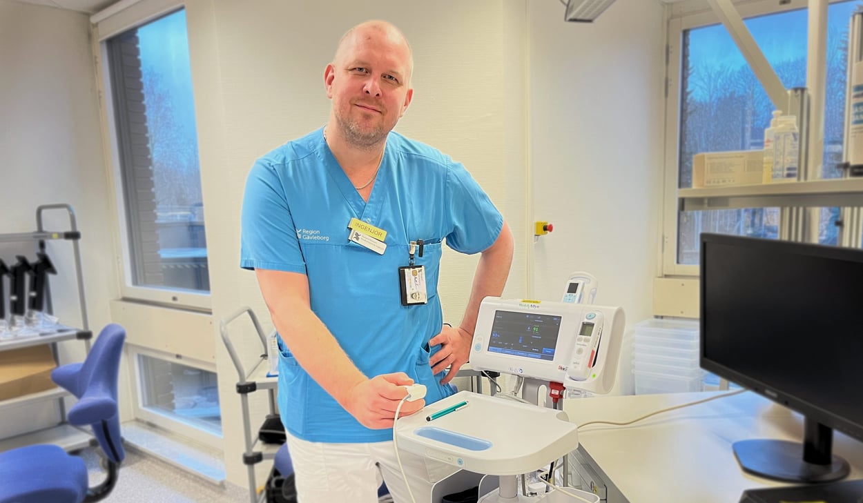 Rickard Nilsson, medicinteknisk ingenjör i Region Gävleborg jobbar med lösning för att vitalparametrar ska föras över automatiskt från monitor till Cosmic.