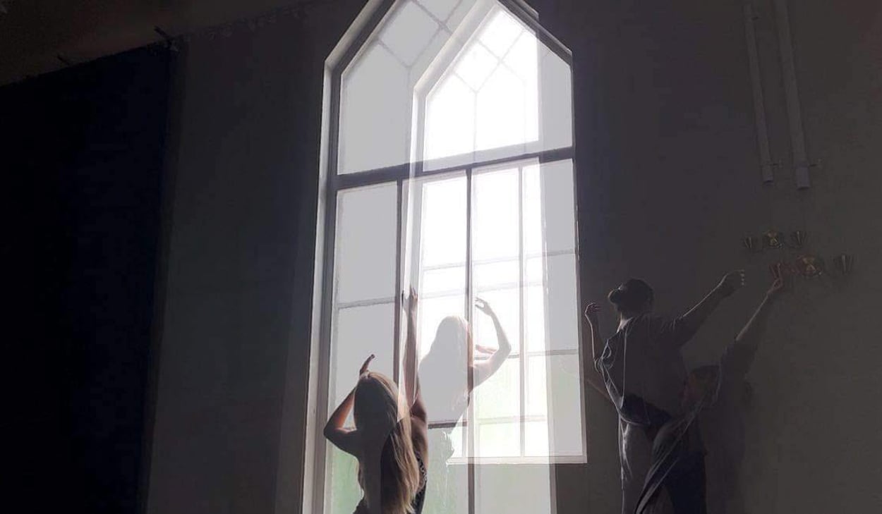 Dansare framför ett fönster