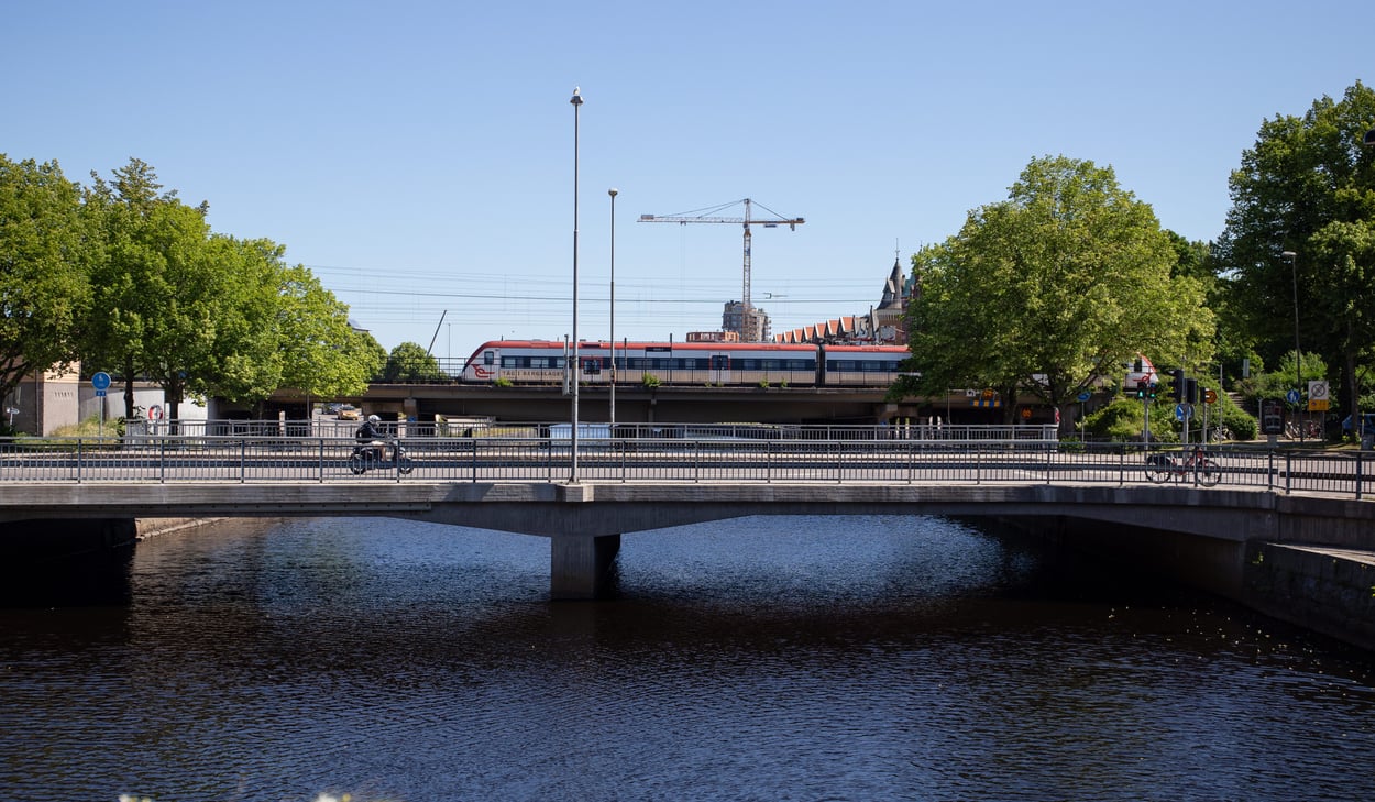 Tåg och bilbro över vattendrag