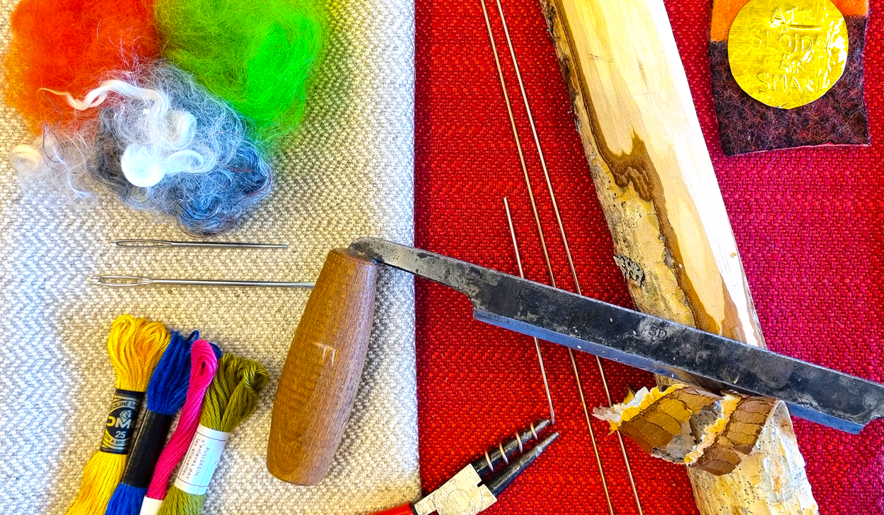 En sax som ligger på toppen av ett bord.