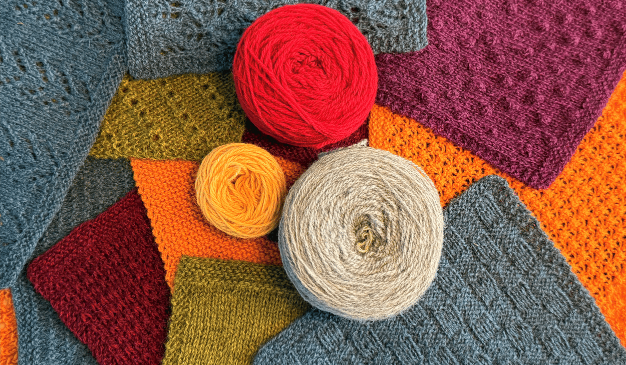En närbild av garn och ett garnnystan.