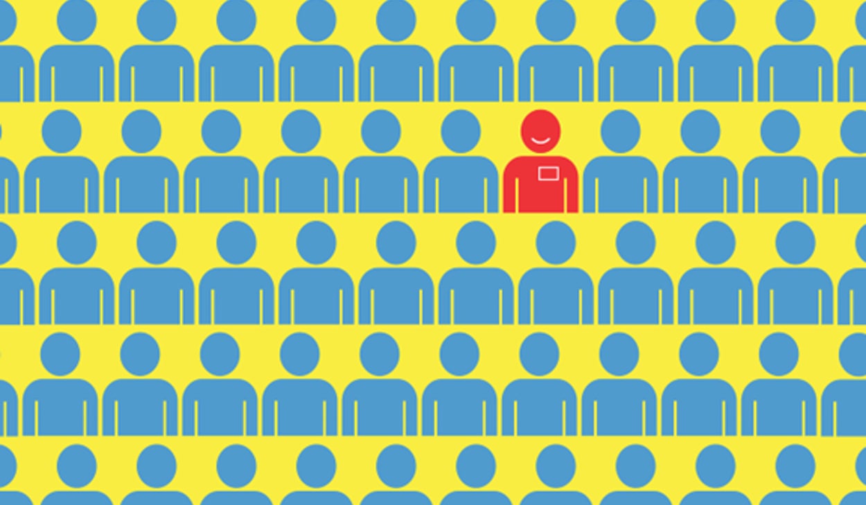 En röd personikon med namnbricka och leende ansikte sticker ut bland många blåa personikoner på gul bakgrund.