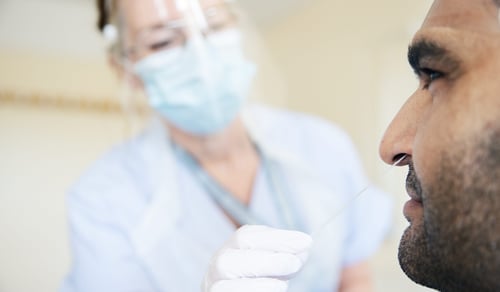 Sjuksköterska Sara Hedström tar corona-test på läkare Khalil Khalil. 