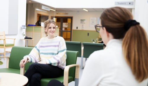 medarbetare Emma Söderberg och Tina Gustafsson