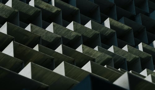 En närbild av en byggnad gjord av kvadrater och rektanglar.