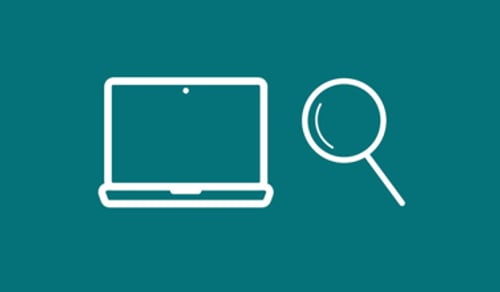 En bärbar dator och ett förstoringsglas på en blå bakgrund.