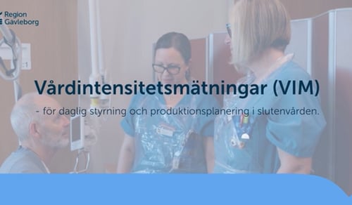 En grupp människor i operationskläder som står i ett rum.