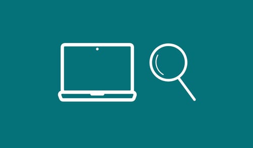 Dator och ett förstoringsglas mot en grön-blå bakgrund.