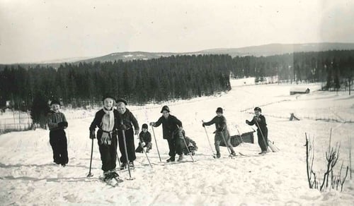 En bild ur turistrådets arkiv visar en skidtur någonstans i vårt län kring 1940-talet. Källa: Gästrike-Hälsinge turistråds arkiv förvarat i regionarkivet. Fotograf okänd.