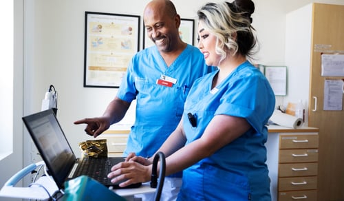 Mohamed Elghali, läkare och Maryam Maghsoudi undersköterska, Valbo hälsocentral