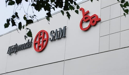 Hjälpmedels SAM logotypen syns på fasaden.