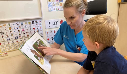 Läs på recept, logoped med patient.