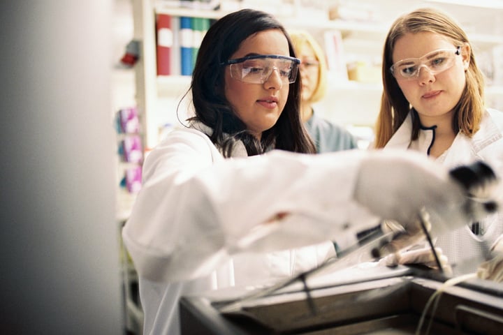 Studenter teknisk högskola labbar