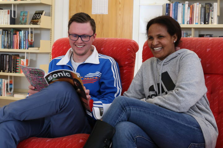 Två kursdeltagare som sitter och läser en tidning