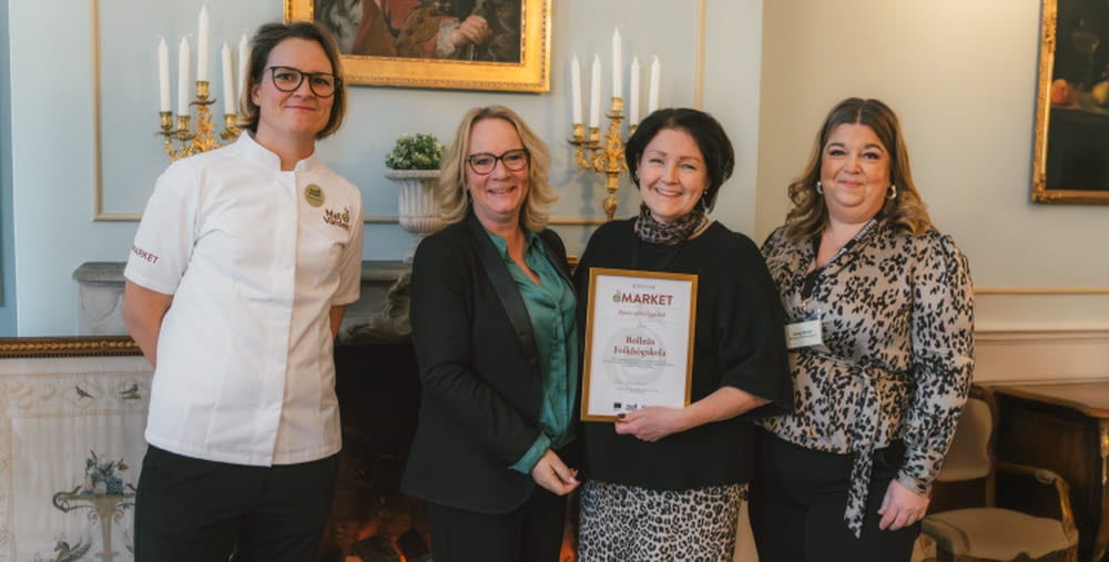 Fyra personer står uppradade bredvid varandra. 