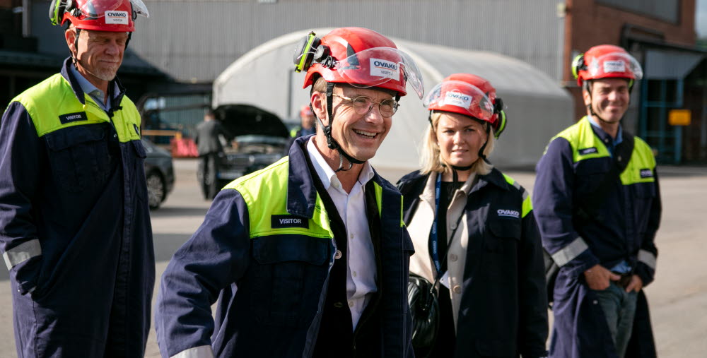 Statsminister Ulf Kristersson tillsammans med  representanter från näringslivet.