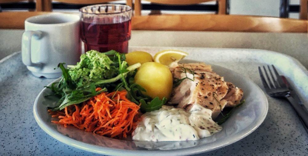 Tallrik med fisk och potatis