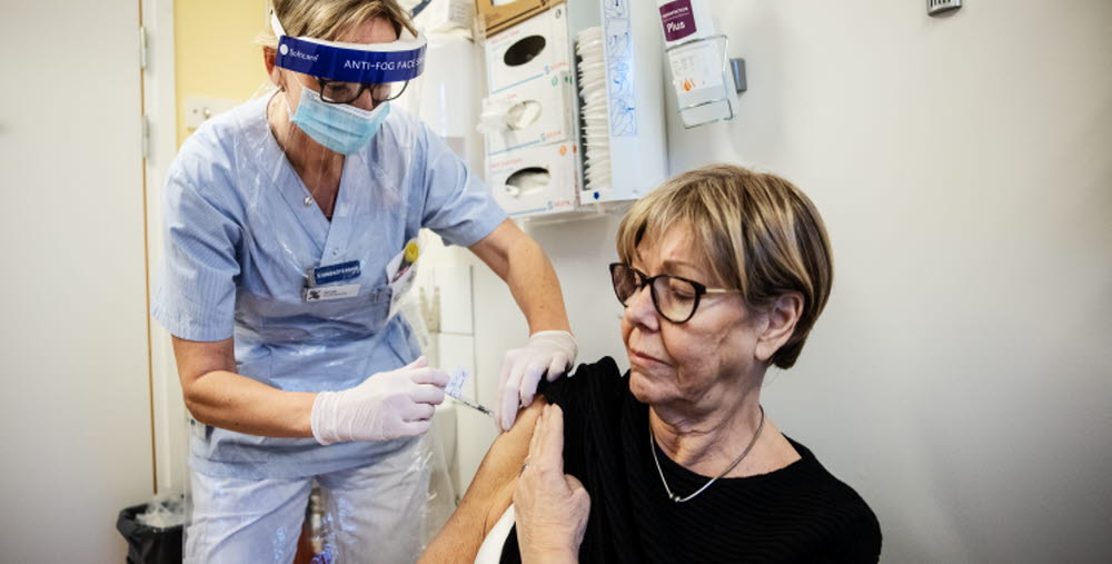 Vaccination mot Covid-19 på Din Hälsocentral i Ockelbo. I bild: Sjuksköterska Pernilla Qvarnström och Lena Holmén. 