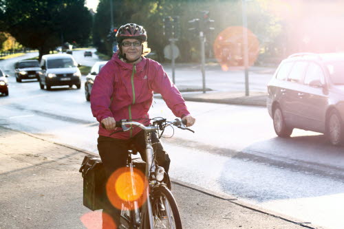 Landstingets miljöchef, Susanna Andersson, cyklar på en elcykel.