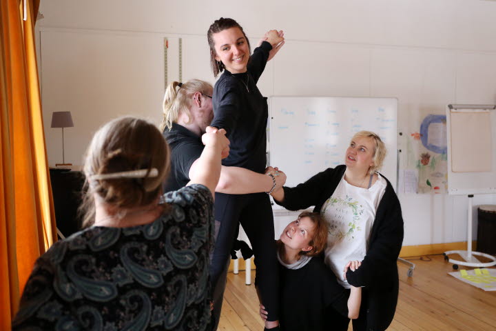 Kursdeltagare utför dramaövningar