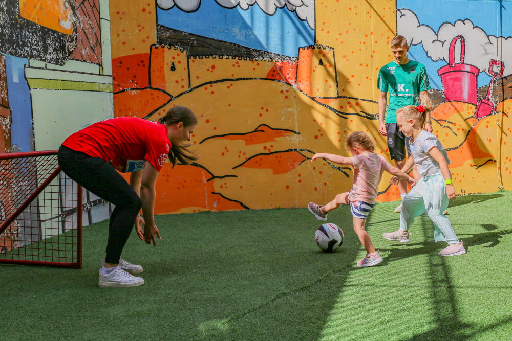 Polly och Penny övade frisparkar tillsammans med fotbollsspelare från GIF.