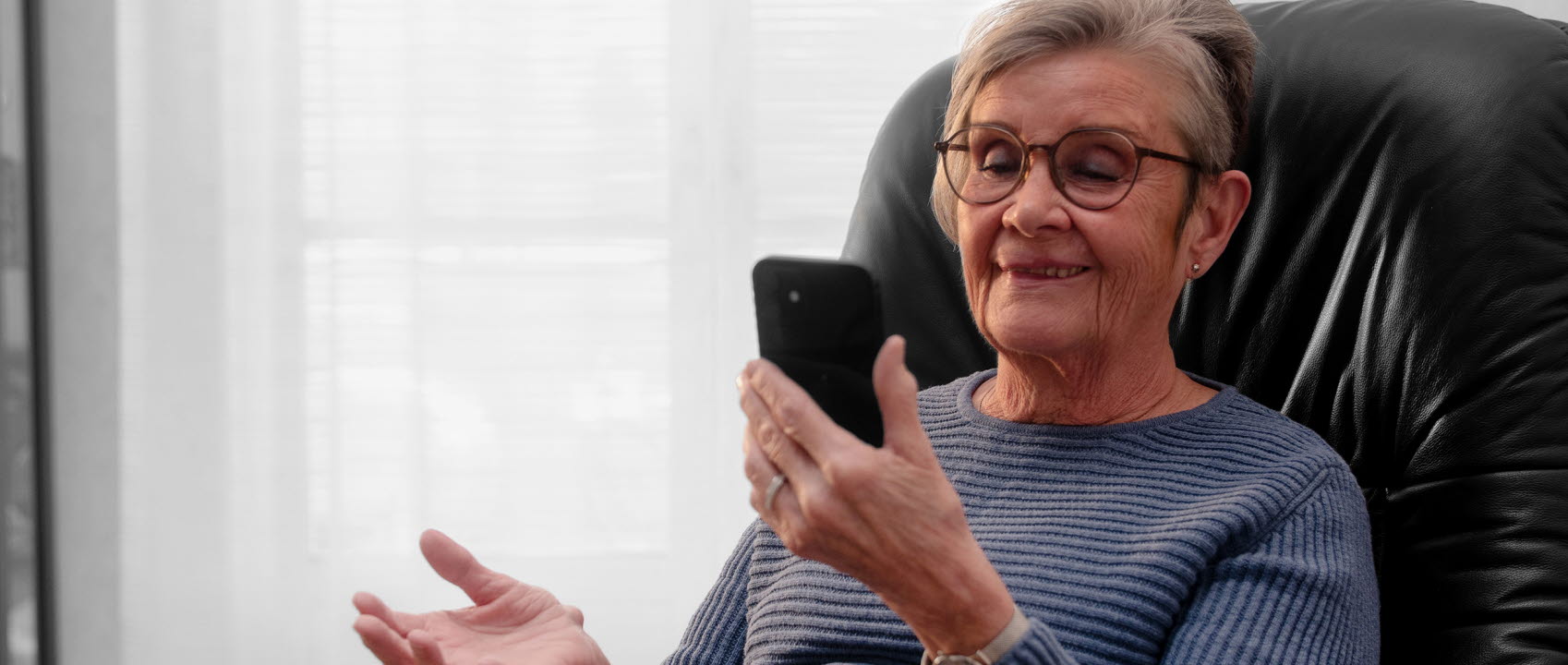 Äldre kvinna med mobiltelefon.