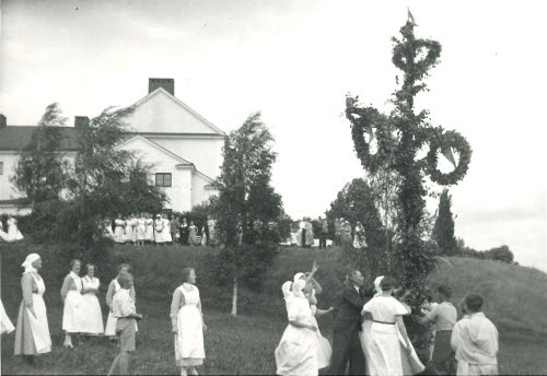 Resning av midsommarstång 1940-tal, Bollnäs lasarett