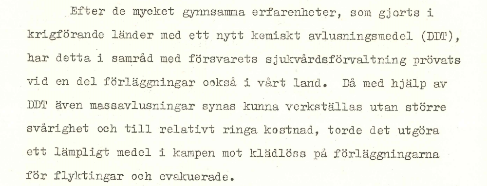 Utdrag som visar Kungliga Medicinalstyrelsens cirkulär ”Angående avlusning vid förekomst av klädlöss vid förläggningar för flyktingar och evakuerade ” från 1944. Det redogör för gynnsamma erfarenheter av att använda DDT som avlusningsmedel.  