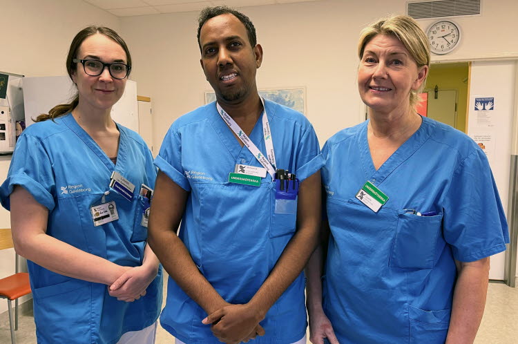 Trycksårsombud på avd 112 står med blå skjortor och ler mot kameran.
Louise Kittilä, sjuksköterska
Mohamed Yusef Haji, undersköterska
Susanne Andersson undersköterska